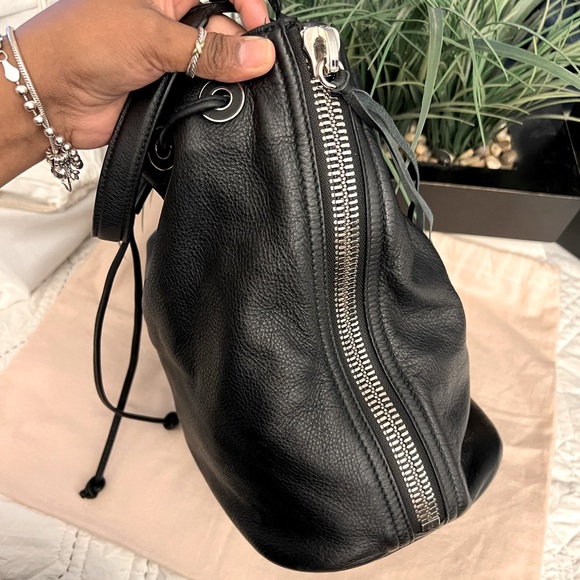 BALENCIAGA bucket papier bag. …… - Picture 16 of 17